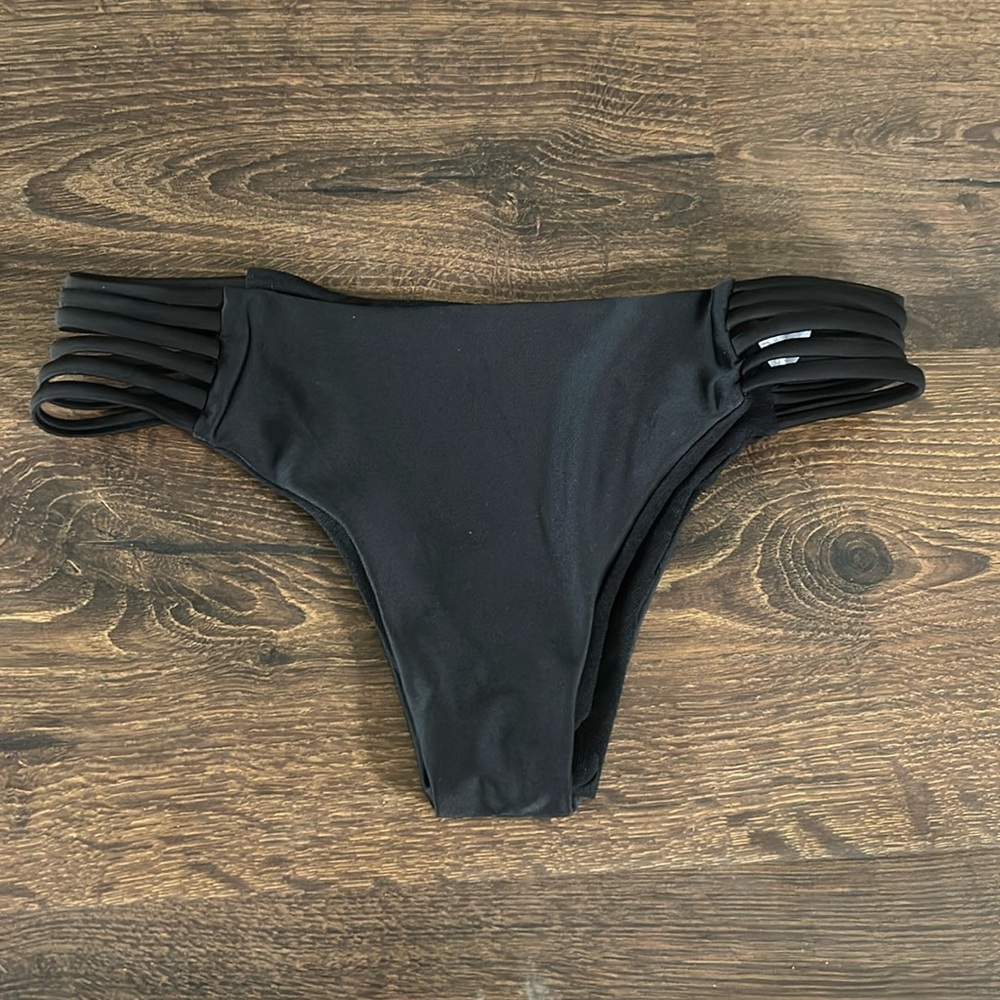 black cheeky bikini bottoms